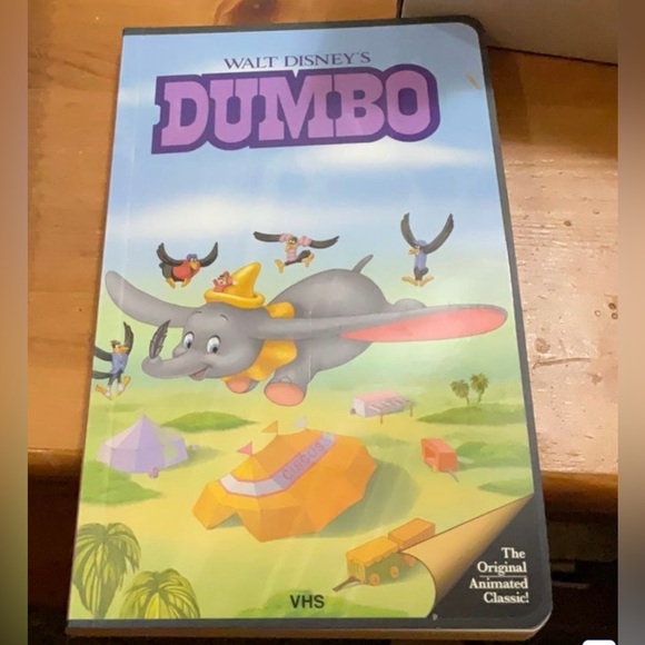 Disney: Dumbo hardcover small notebook replicate an old VHS  tape of the movie. - Picture 3 of 7